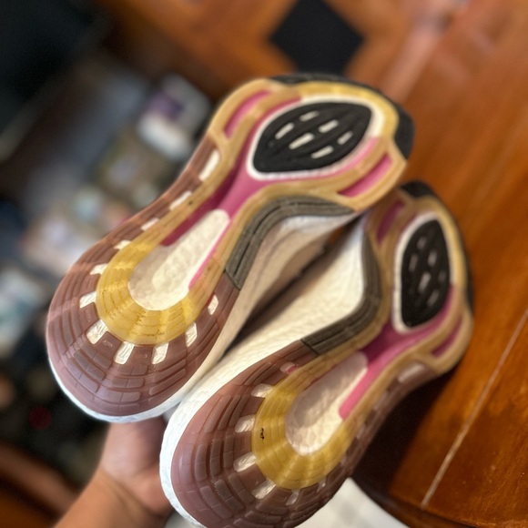 Woman’s Adidas ultraboost 22 shoes - Picture 5 of 8